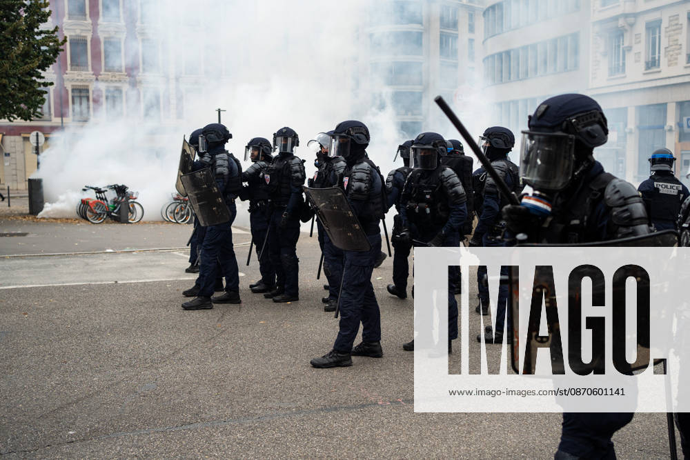 Protest against the high cost of living in Lyon on October 24, 2026 Nicolas Liponne MAXPPP Lyon 10 24 2026 Police officers push back protesters from Place Jean Macé during a day of protests against the high cost of living in Lyon, October 24, 2026 Protests had been banned in part of the city center following the riots on October 17 Police officers push back protesters from Place Jean Macé during a day of protests against the high cost of living in Lyon on October 24, 2026. Protests had been banned in part of the city center following the riots on October 17. France, Oct. 24, 2026. Another day of protests this Saturday, and amid fears of renewed violence and looting, restrictions on freedom of movement and assembly have increased, drawing s