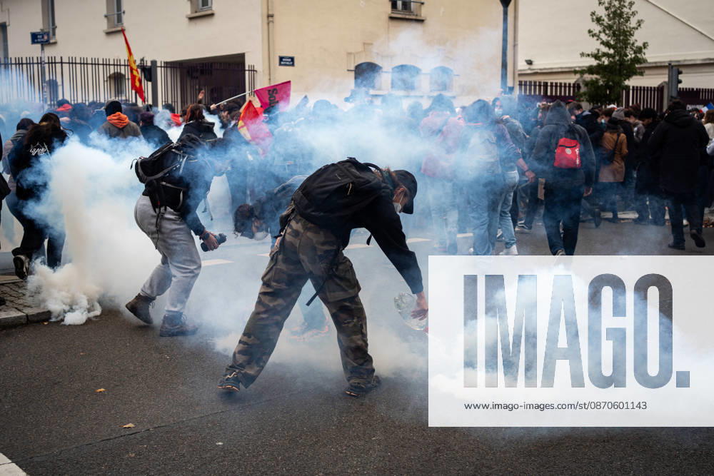 Protest Against the High Cost of Living in Lyon on October 24, 2026 Nicolas Liponne MAXPPP Lyon 10 24 2026 Police used tear gas on a procession that had set out to protest following the evacuation of Place Jean Macé during a day of mobilization against the high cost of living in Lyon, October 24, 2026. Demonstrations had been banned in part of the city center following the riots on October 17. Police used tear gas against a procession that had set out after the evacuation of Place Jean Macé during a day of protests against the high cost of living in Lyon on October 24, 2026. Demonstrations had been banned in part of the city center following the riots on October 17. France, Oct. 24, 2026. Another day of protests this Saturday, and amid fea