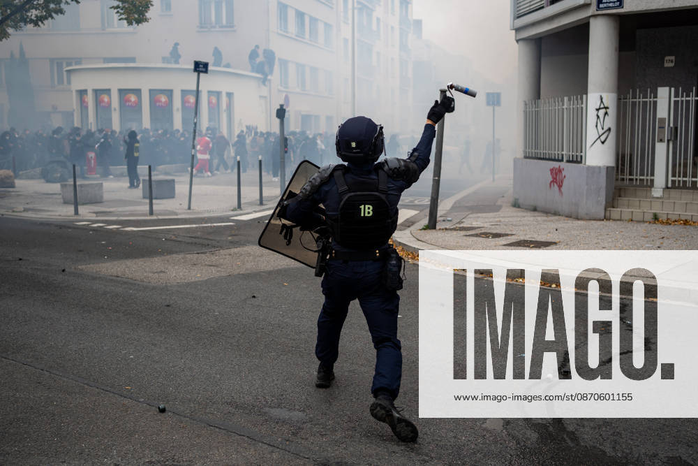Protest against the high cost of living in Lyon on October 24, 2026 Nicolas Liponne MAXPPP Lyon 10 24 2026 A police officer throws a tear gas grenade at a procession that had set out to protest following the evacuation of Place Jean Macé during a day of mobilization against the high cost of living in Lyon, October 24, 2026. Protests had been banned in part of the city center following the riots on October 17. A police officer throws a tear gas grenade at a procession that had set out to protest following the evacuation of Place Jean Macé during a day of demonstrations against the high cost of living in Lyon on October 24, 2026. Protests had been banned in part of the city center following the riots on October 17. France, Oct. 24, 2026. Ano