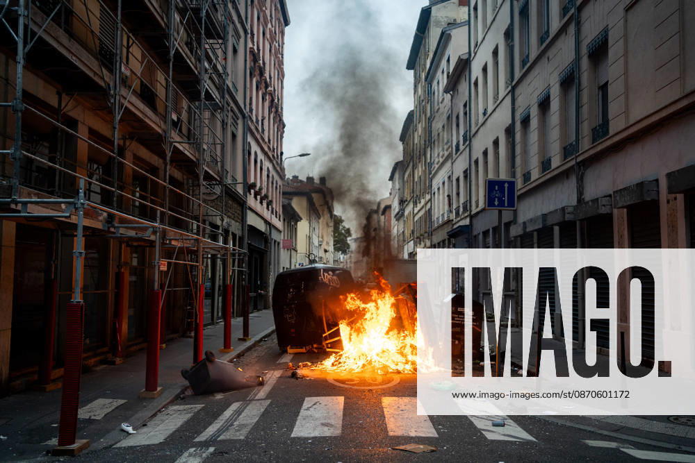 Protest against the high cost of living in Lyon on October 24, 2026 Nicolas Liponne MAXPPP Lyon 10 24 2026 A burning barricade during a day of protests against the high cost of living in Lyon, October 24, 2026. Protests had been banned in part of the city center following the riots on October 17. A burning barricade during a day of protests against the high cost of living in Lyon on October 24, 2026. Protests had been banned in part of the city center following the riots on October 17. France, Oct. 24, 2026. Another day of protests this Saturday, and amid fears of renewed violence and looting, restrictions on freedom of movement and assembly have multiplied, drawing sharp criticism from civil liberties groups. Lyon, Auvergne-Rhône-Alpes, F