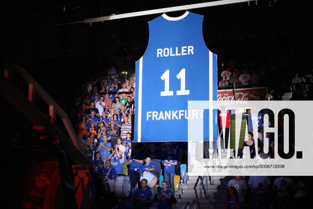 Trikot von Pascal Roller (GER Deutsche Bank Skyliners Frankfurt) wird unter die Hallendecke gezogen und die Nummer 11 nicht mehr vergeben o0 Karriere Ende Ehrung Spielerehrung Trikot Rückennummer