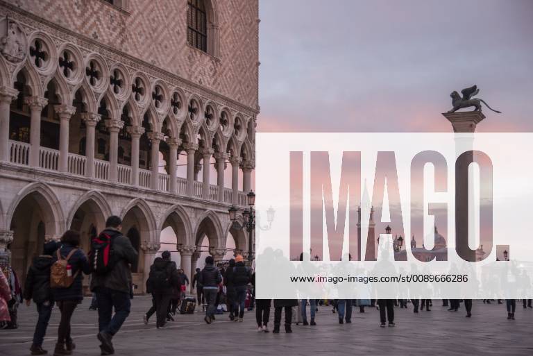 Stadtansichten von Venedig - Kommunalrat gestattet Eintrittsgeld für italienische Kanalstadt Venedig, 11.02.2019 - Zahlreiche Touristen laufen über den Markusplatz in Venedig. Der Kommunalrat hat die Pläne der Stadtverwaltung von Venedig genehmigt, nach denen künftig ein Eintrittsgeld für die Kanalstadt im Nordosten Italiens erhoben wird. Das berichteten mehrere Zeitungen unter Berufung auf einen Bericht der Nachrichtenagentur dpa. Bereits ab Mai sollen Tagestouristen drei Euro zahlen. Dieser Betrag soll in den kommenden Jahren schrittweise angehoben werden. Hotelgäste sollen hiervon befreit bleiben, zahlen allerdings bereits eine Kurtaxe.