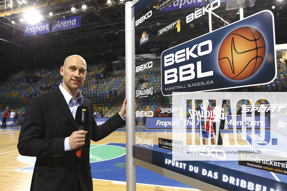 Ex Nationalspieler der Skyliners , Pascal Roller, moderiert für 1 TV Basketball 1. Bundesliga in Frankfurt am 15.10.2010 Fraport Skyliners - Baskets Bonn 64 - 79