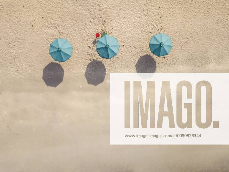 IMAGO Creative, Jahreszeit Sommer, Sonnenschutz Bali, Kuta Beach, three beach umbrellas, aerial view KNTF02499