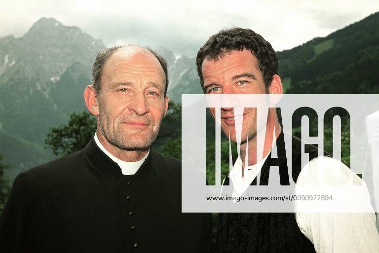 NEUES AUS DER PRODUKTION: Nach dem Roman Ein Verrückter von Josef Ruederer Im Auftrag von ORF, BR und KirchMedia entsteht derzeit in Osttirol das TV-Alpendrama Franz und Anna . Erzählt wird die Liebesgeschichte zwischen der jungen Bauerntochter Anna, die sich in den Hilfslehrer Franz verliebt. Franz ist seit Jahren als engagierter Lehrer um die Kinder des Bergdorfes bemüht. Dem Dorfpfarrer und Schulleiter Kleiber ist dies ein Dorn im Auge. So nützt er jede Gelegenheit, dem fortschrittlichen Lehrer die Zukunft zu vermiesen. Bild: MICHAEL MENDL als Pfarrer Kleiber und HEIO VON STETTEN als Franz. 1767 Überschrift: FRANZ UND ANNA