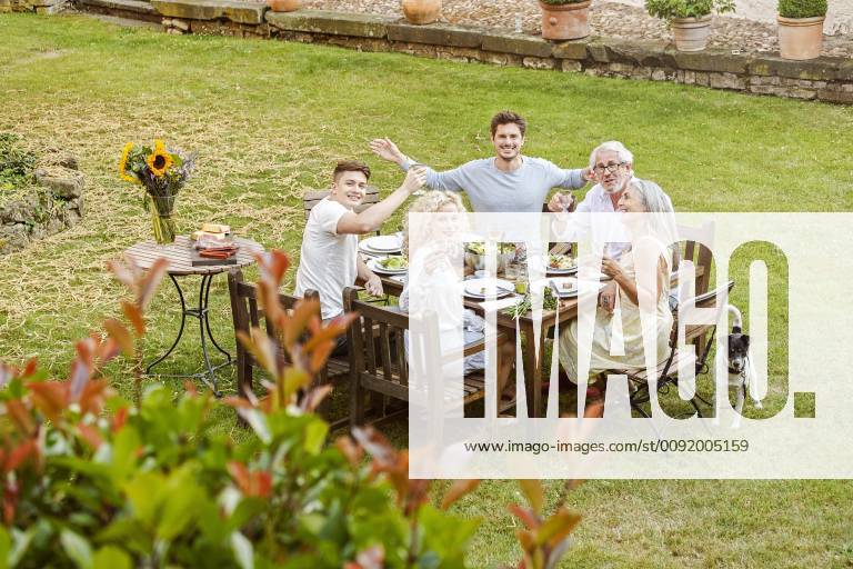 IMAGO Creative: Landleben - Alfresco, Draußen Family eating together in the garden in summer model released Symbolfoto property released PESF01641
