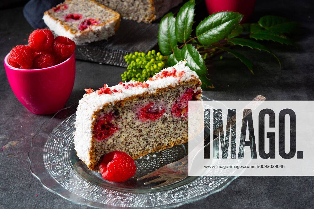 IMAGO Creative: Food, Mohn poppy seed cake with raspberries and grated coconut