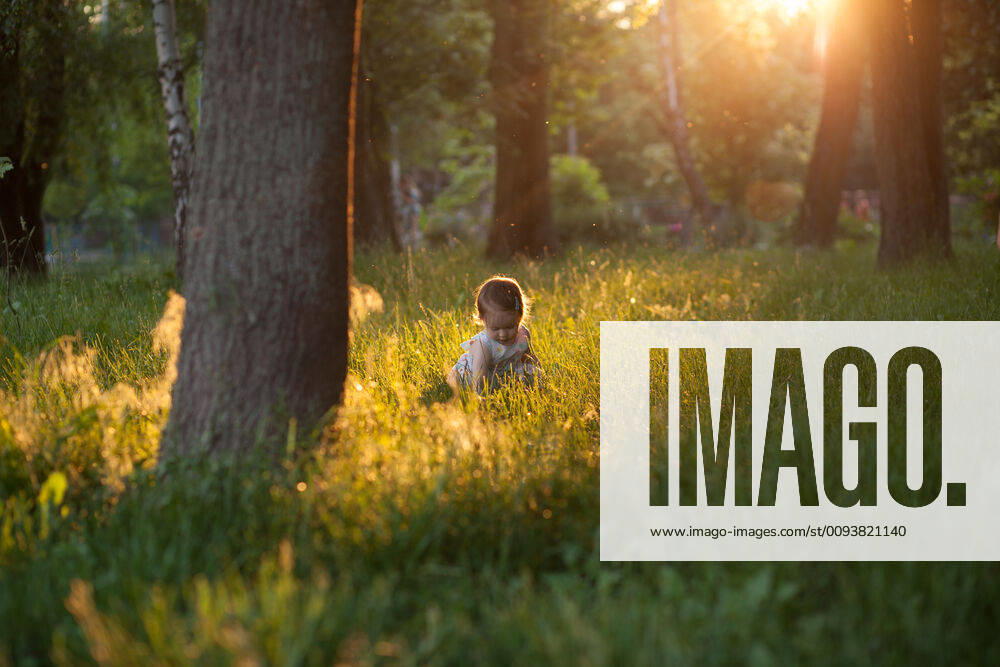 IMAGO Creative: Sommer, Abendspaziergang Beautiful shot of playing baby in sunset lights,model released, Symbolfoto ING_42578_00511