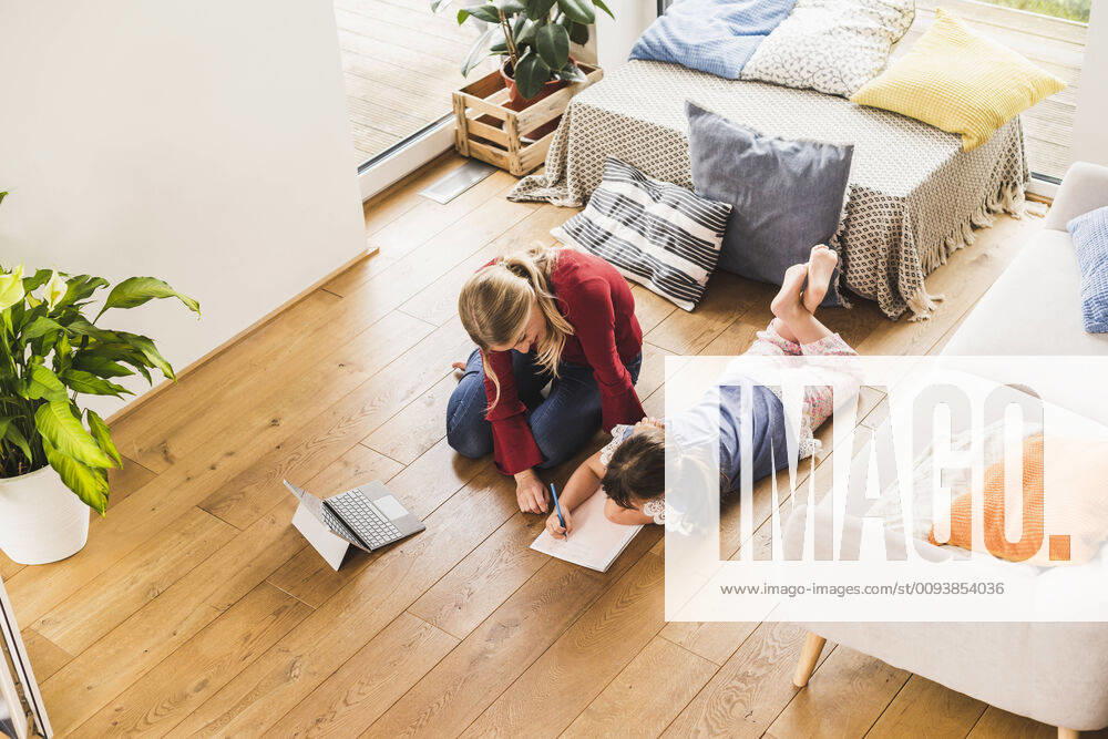 IMAGO Creative: Countdown bis Weihnachten, Wunschzettel schreiben Mother helping daughter with homework at home model released Symbolfoto property released UUF18893