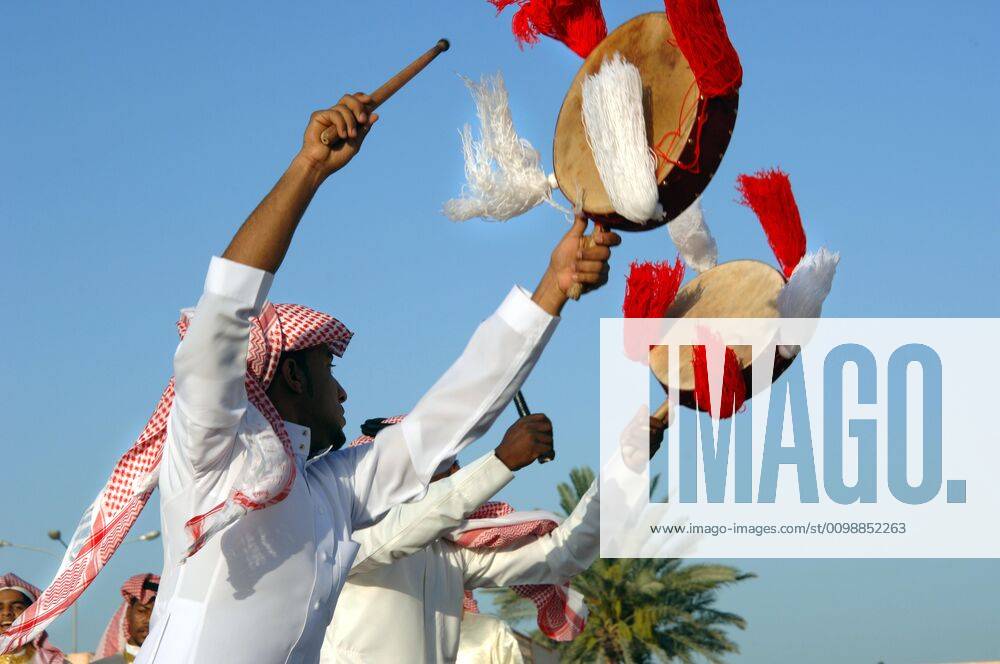 IMAGO Creative: FIFA WM 2022, Katar-Kultur Qataris performing traditional dance Doha, Qatar.