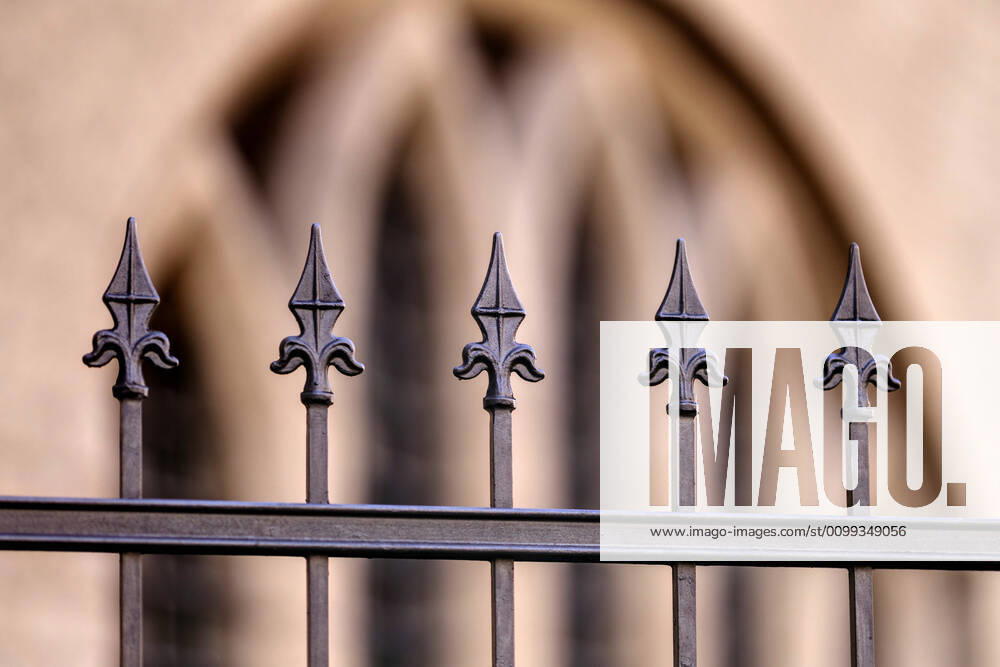 Zaunspitzen an einem Grundstück der Kirche. Köln