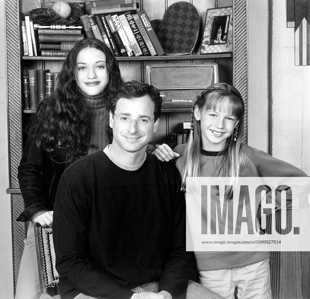 RAISING DAD, l-r: Kat Dennings, Bob Saget, Brie Larson, 2001-2012. ph: Murray De Atley WB Television Network courtesy Everett Collection Warner Bros Courtesy Everett Collection !ACHTUNG AUFNAHMEDATUM GESCHÄTZT! PUBLICATIONXNOTxINxCANxCHNxFRAxITAxJPNxNORxPOLxRUSxESPxUKxUSA