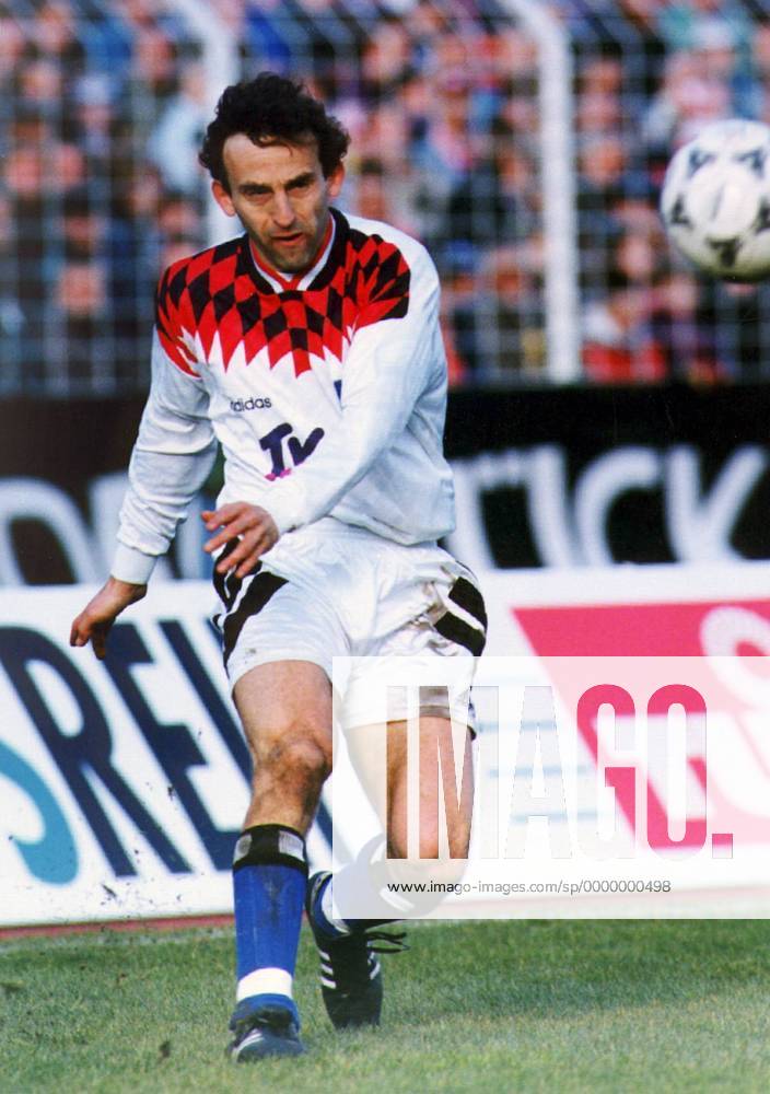 Frank Ordenewitz am Ball Fußball Länderspiel Herren Saison 1994