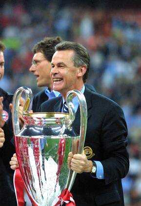 Trainer Ottmar Hitzfeld mit dem Pokal Fußball EC 1 Herren Champions League 2000 2001, Finale