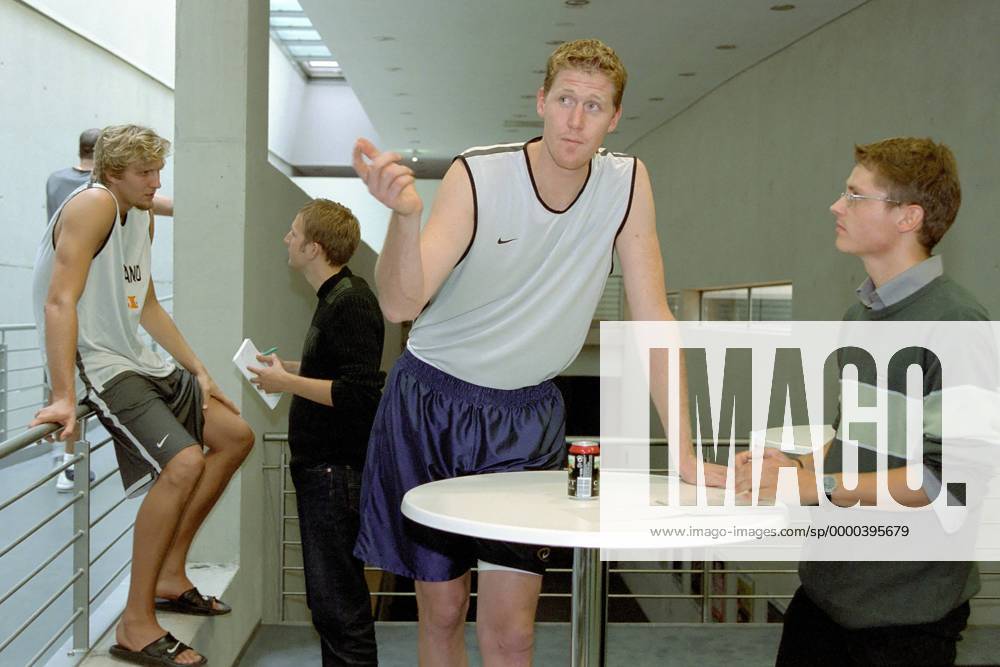 Shawn Bradley (Mitte) und Dirk Nowitzki (li., beide Deutschland) im