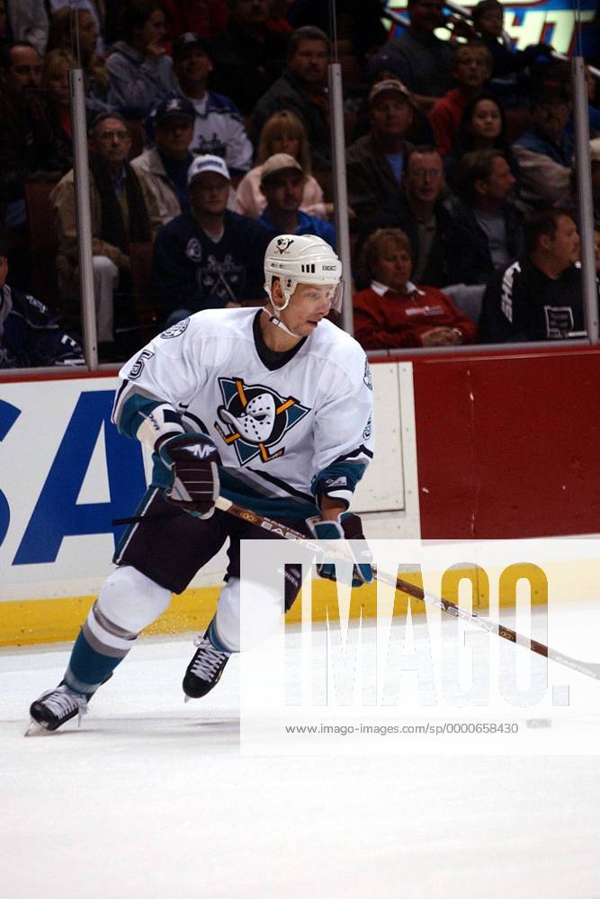 Vitaly Vishnevski (Anaheim) am Puck Eishockey Herren NHL 2002 2003