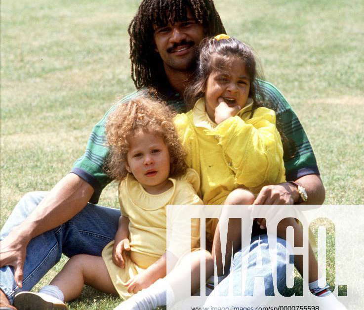 Ruud Gullit (Milan) mit seinen Töchtern Felicity and Charmayne Fußball