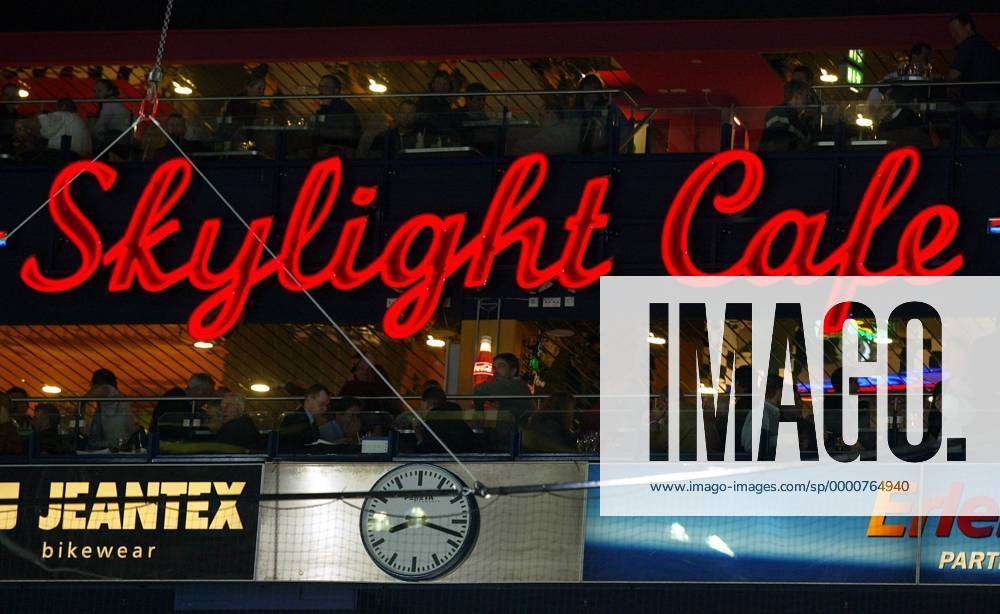 Leuchtschriftzug vom Skylight Cafe in der ColorLineArena Eishockey