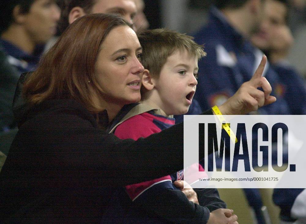 Susanne Pfannendörfer, die Ex-Frau von Mehmet Scholl, mit dem gemeinsamen Sohn Lucas-Julian Fußball
