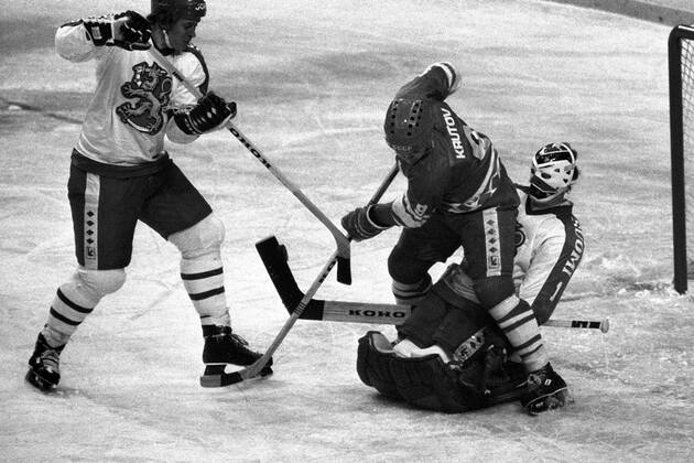 Wladimir Krutow (Sowjetunion, Mitte) gegen Tapio Levo (li.) vor dem Kasten  von Goalie Antero Kivelä