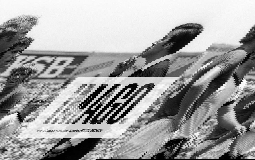 Schiedsrichter Norberto Angel Coerezza (Argentinien) ermahnt Bobby