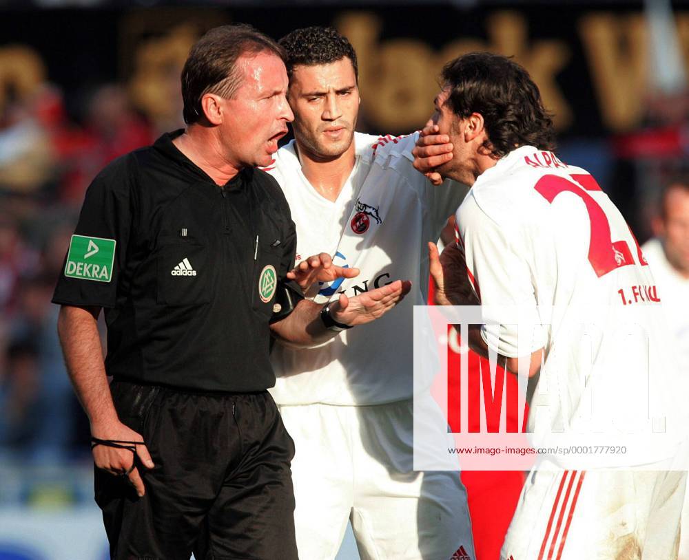 Youssef Mokhtari (Mitte) gibt Alpay Özalan (beide Köln) eine Maulsperre und  schützt ihn so vor sich