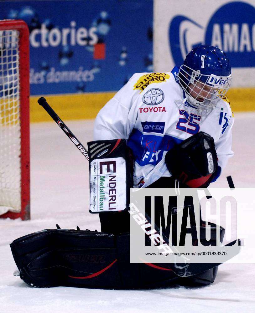 Goalie Simon Pfister (Kloten) fixiert den Puck Eishockey Herren Nationalliga A 2005 2006, NLA