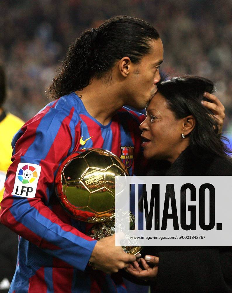 Ronaldinho (Barcelona) am Ball Fußball Herren Primera Division