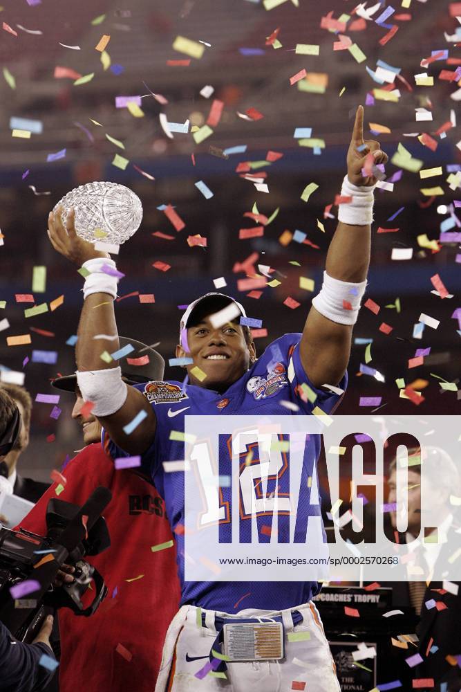 Chris Leak (Florida Gators) präsentiert stolz die Trophäe der BCS Championship