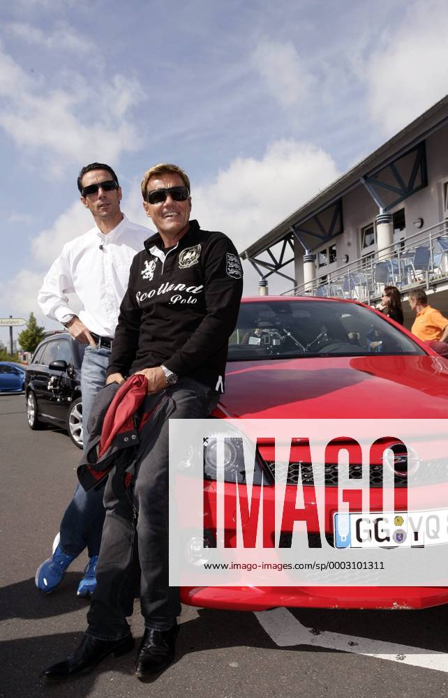 Musikproduzent Dieter Bohlen vorn und OPC Race Camp Chef Manuel