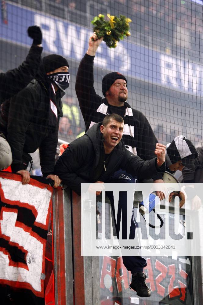 frankfurter-einheizer-martin-stein-schwenkt-einen-weihnachtsbaum