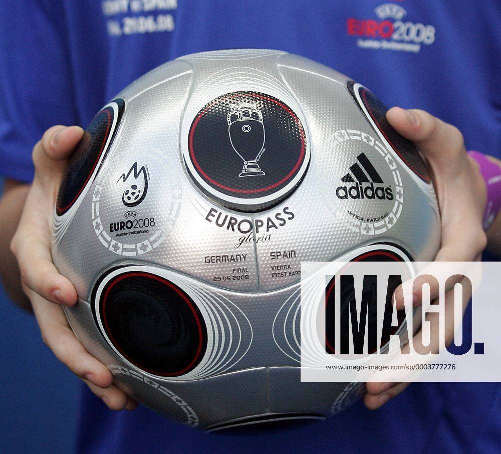 Adidas Europass Gloria, Spielball des EM Finals 2008, in den Händen eines - Fußball EM