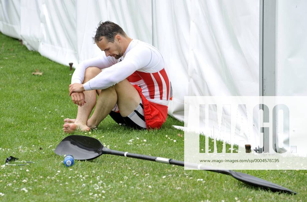 Torsten Eckbrett enttäuscht über den vierten Platz im Viererkajak über 1000m bei der EM 2009 Kanu