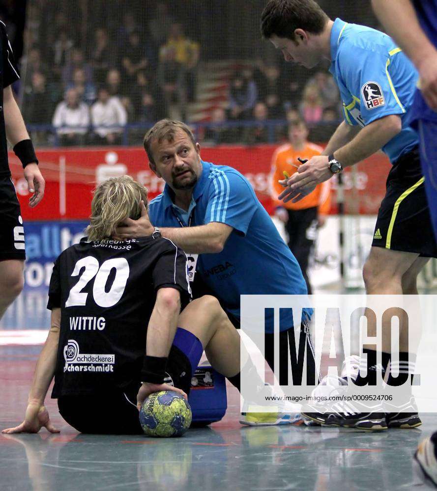 Mannschaftsarzt Dr.Torsten Seltmann (EHV Aue) behandelt Carlo Wittig (EHV Aue) Handball 3.Liga EHV