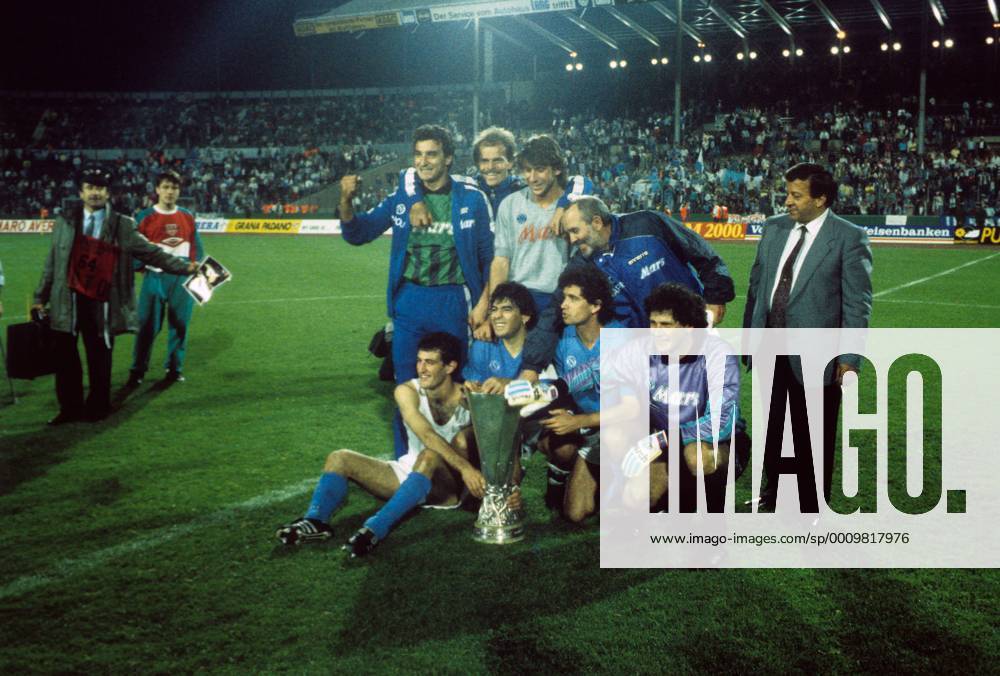 SSC Neapel ist UEFA Cup Sieger 1989 vorn v.li. Ciro Ferrara Diego