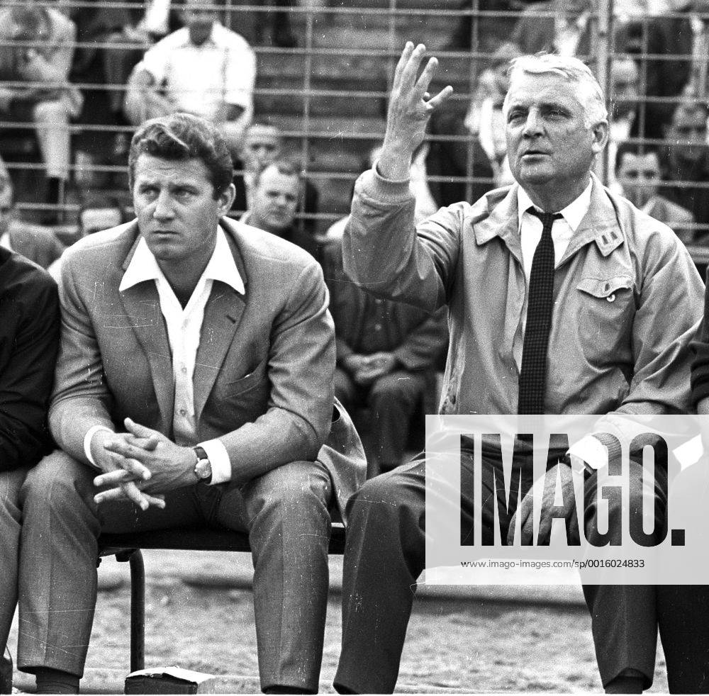 Trainer Willi Multhaup (re.)und Hans Schaefer (1.FC Koeln) auf der Bank