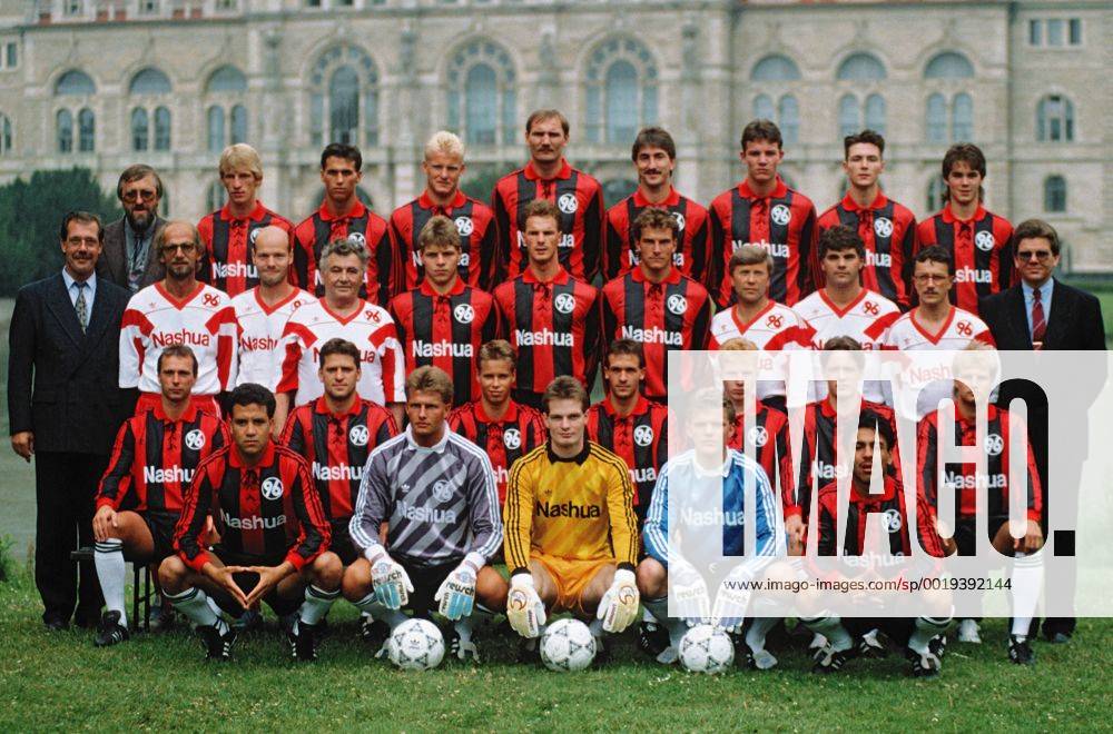 Mannschaft von Hannover 96 Serie 1990 1991, hi.v.li. Manager Schmidt