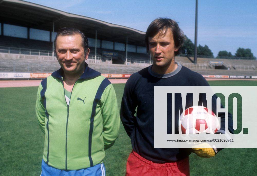 Trainer Herbert Burdenski mit seinem Sohn, Torwart Dieter Burdenski