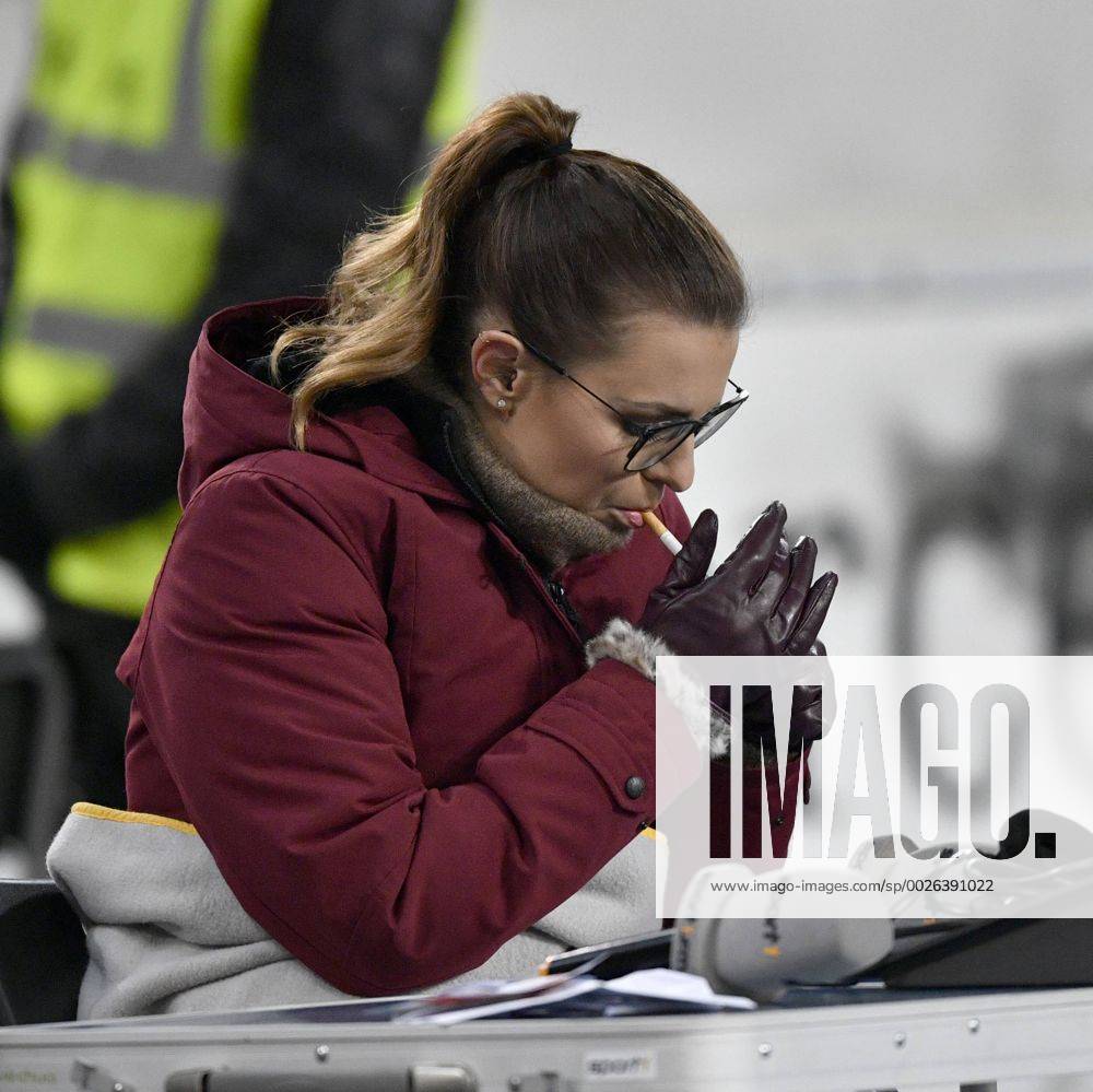 Vor dem Spiel: Laura Wontorra Sport1 Moderatorin raucht eine Zigarette vor  Anpfiff VfB Stuttgart vs