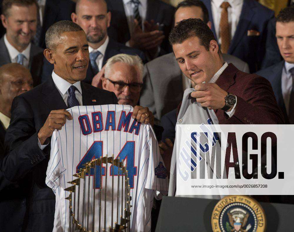 President Barack Obama smiles as Chicago Cubs first baseman