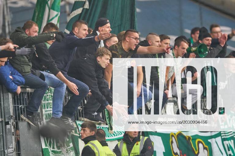 Wuetende Bremen Fans, Fan, Fussballfans, supporters, spectators, Zuschauer,  Jacke, Kutte, Weste