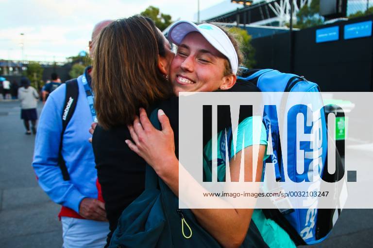 Elise Mertens WTA Tennis Damen 35 celebrates with Dominique