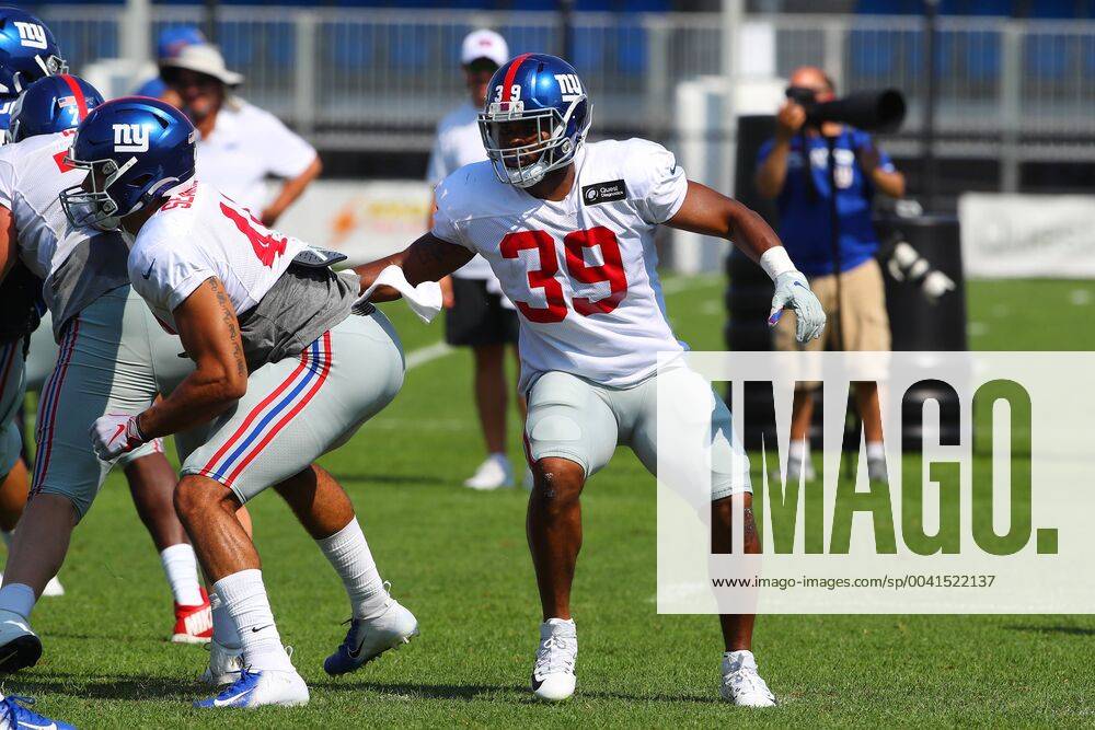 New York Giants running back Elijhaa Penny (39) runs up the field during an  NFL football game against the Philadelphia Eagles, Sunday, Nov. 28, 2021,  in East Rutherford, N.J. The New York