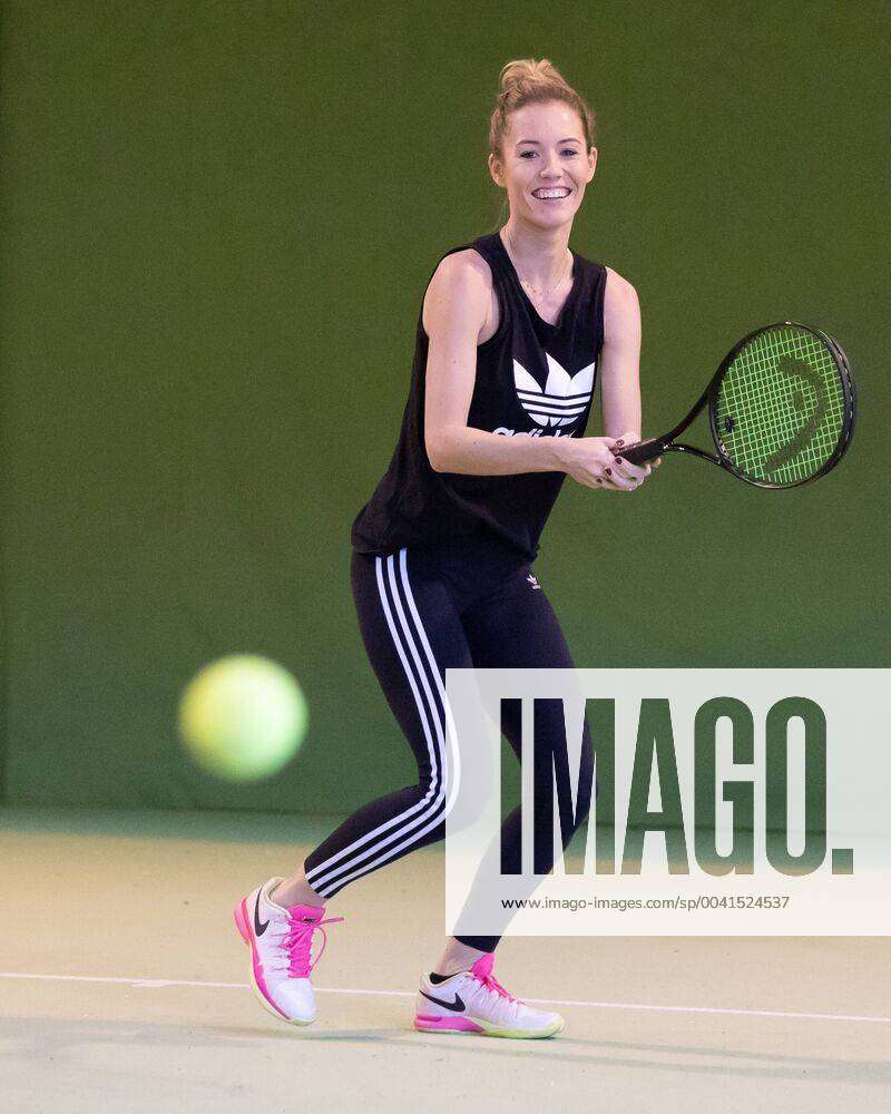 TV Moderatorin Laura Papendick spielt Tennis in der Halle, Freizeitsport