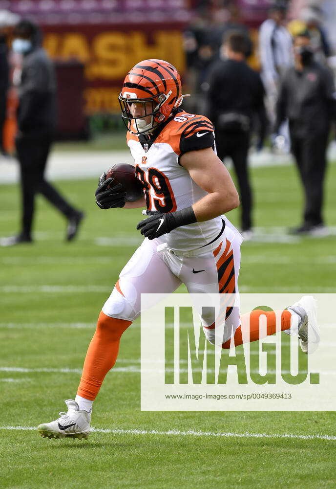 Cincinnati Bengals tight end Drew Sample (89) runs off the field