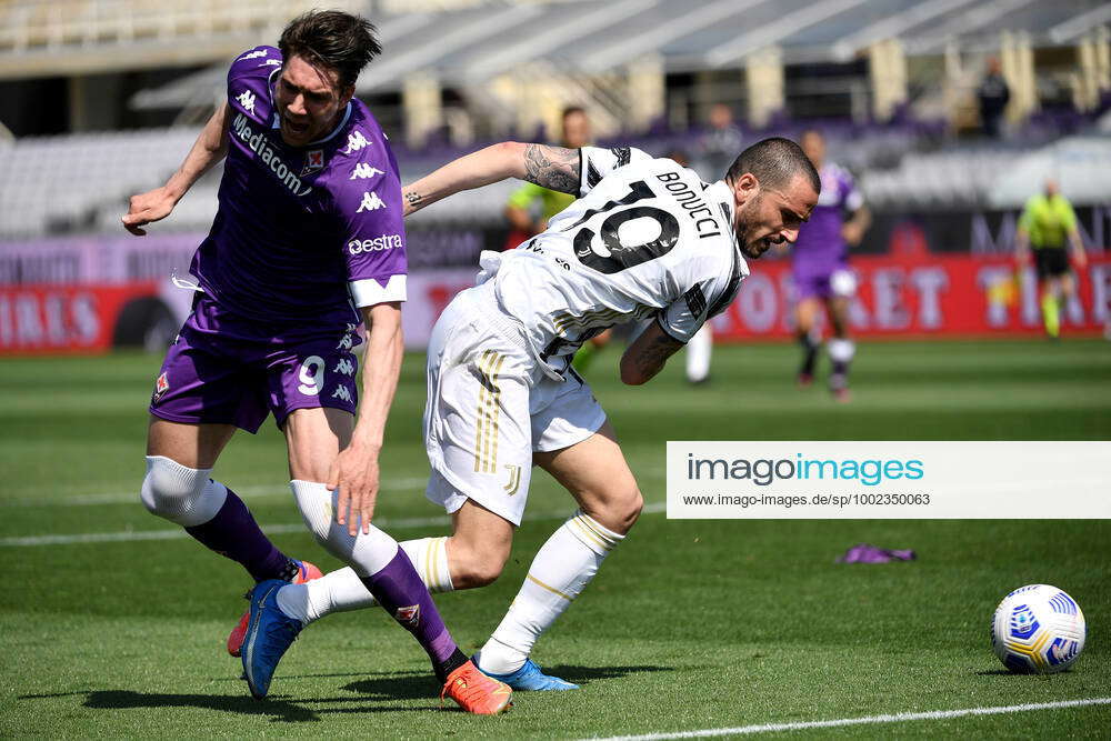 Dusan Vlahovic of ACF Fiorentina in action against Leonardo Bonucci of Juventus  FC during ACF Fiorentina vs Juventu - Photo .LiveMedia/Matteo Papini Stock  Photo - Alamy