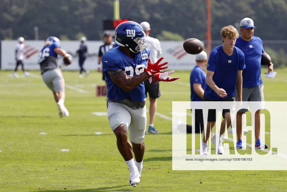 FOXBOROUGH, MA - AUGUST 25: New York Giants running back Elijhaa Penny (39)  makes a grab during