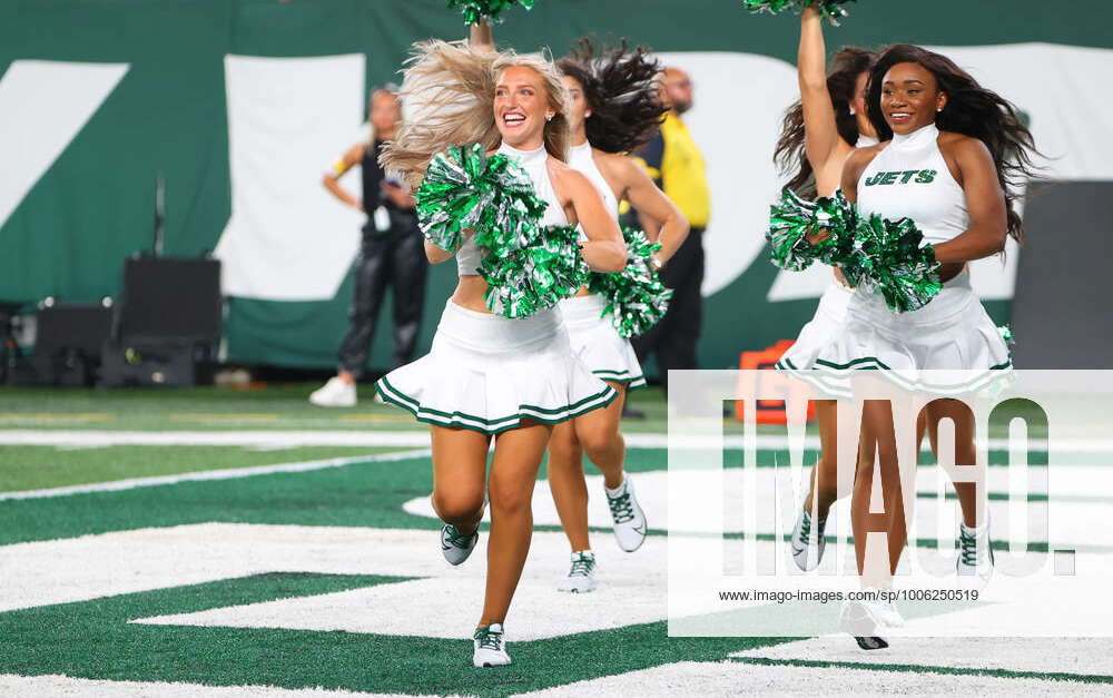 East Rutherford, New Jersey, USA. 8th Dec, 2019. A New York Jets Flight  Crew cheerleader during a NFL game between the Miami Dolphins and the New  York Jets at MetLife Stadium in