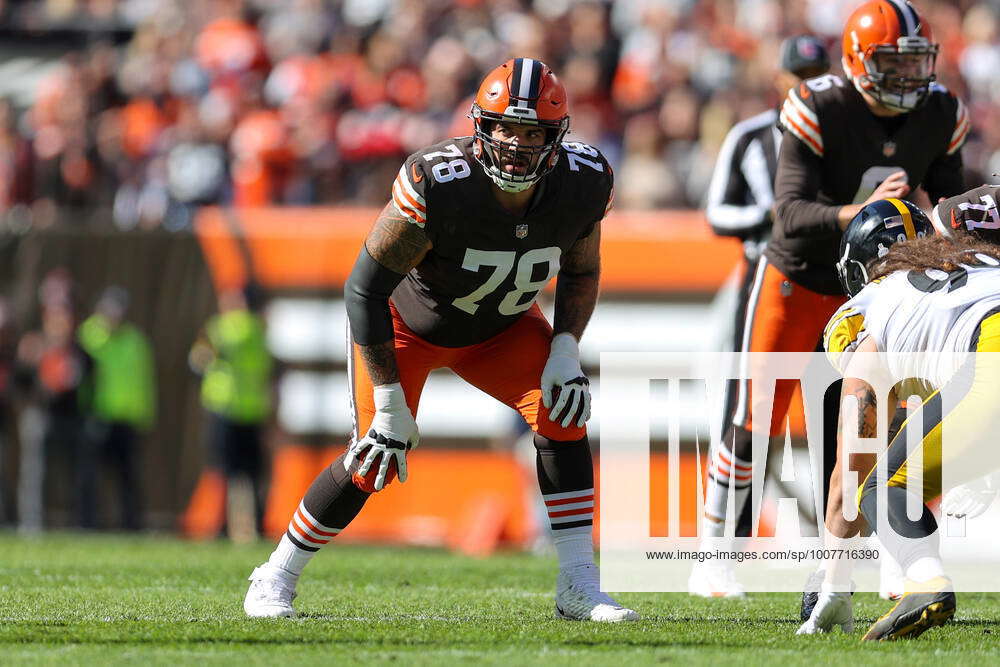 CLEVELAND, OH - OCTOBER 31: Cleveland Browns offensive tackle