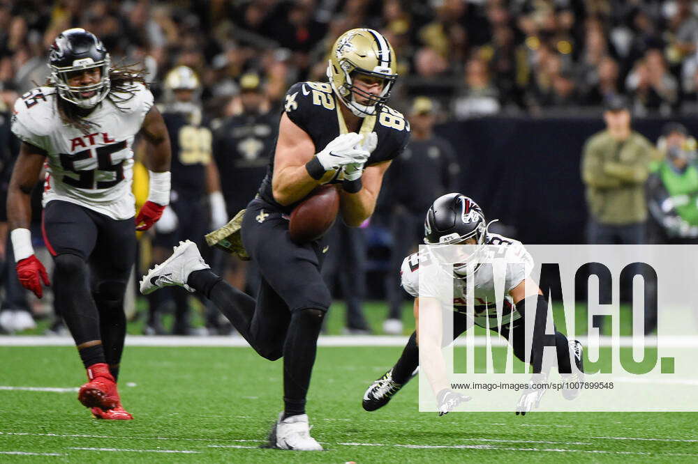 New Orleans Saints tight end Adam Trautman (82) runs the ball up